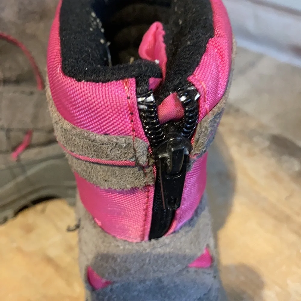 Size 10 Girls Totes winter snow boot. Leather and man made materials.